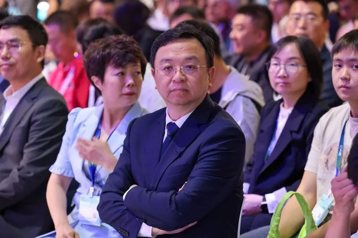 BYD asoschisi Wang Chuanfu, markazda, va uning biznes ijrochisi Stella Li Myunhen avtomobil ko’rgazmasida