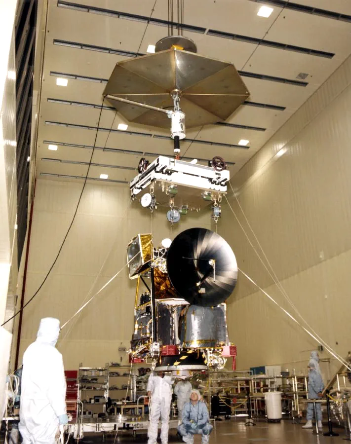 Mars Climate Orbiter kosmik apparati yig’ilish jarayonida
