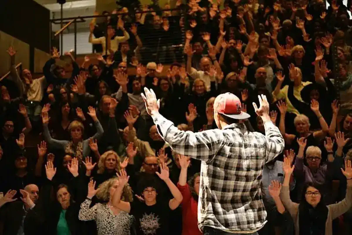 Auditoriya bilan interaktiv aloqa qilish mumkin.