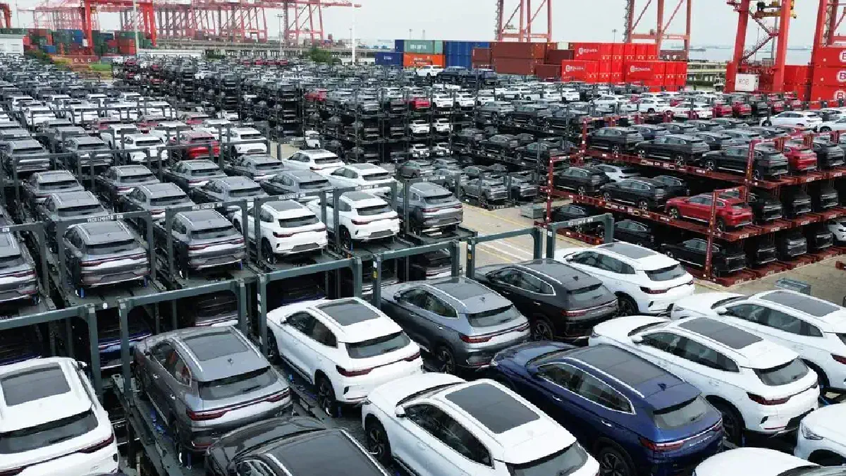 Сентябр ойида Сучжоу портида юкланишини кутаётган BYD электр автомобиллари